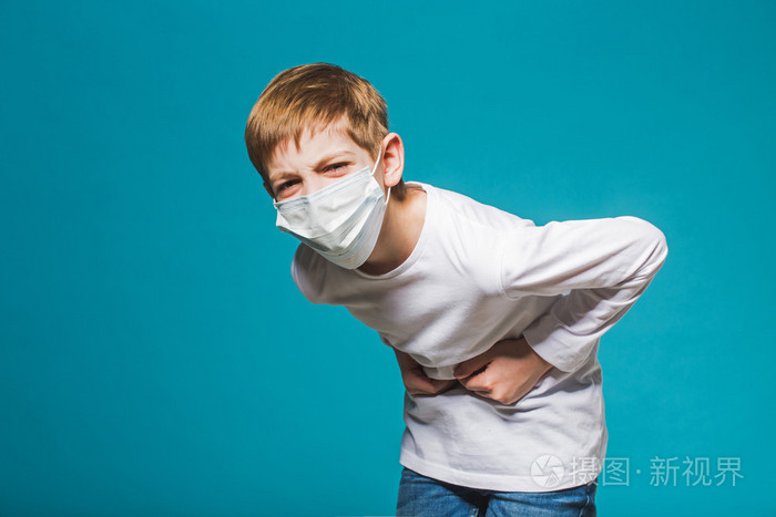 小男孩戴着防护面具有胃疼