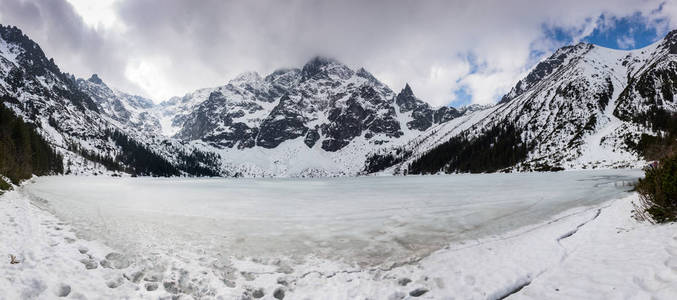 Tatra 山在冬天从 Morskie Oko, Karpaty, 波兰