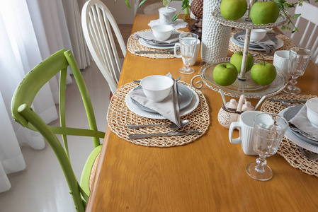 现代餐桌上的木餐桌上的现代餐桌, 室内设计理念