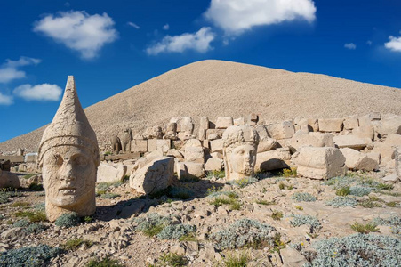 托勒密厄斯 前雕像废墟上的 Nemrut 山上的 Adiyaman, 土耳其。石头在2150米高登上 Nemrut 的顶部。土