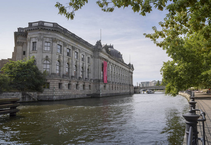 预示博物馆在博物馆海岛在河狂欢柏林反对蓝色天空, 著名地标在中央米特地区在德国的首都
