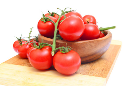 西红柿被隔绝在白色背景上的分支