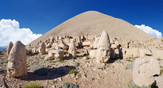 托勒密厄斯 前雕像废墟上的 Nemrut 山上的 Adiyaman, 土耳其。石头在2150米高登上 Nemrut 的顶部。土