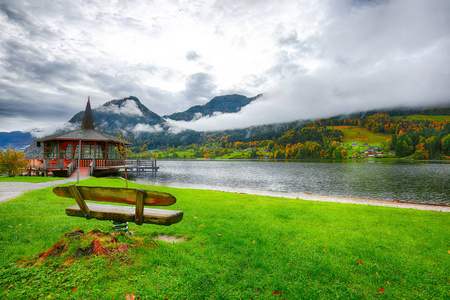 迷人的湖景。镜像反射。戏剧性和风景如画的场景。位置 格伦德尔湖度假村, Liezen 区, 奥地利, 阿尔卑斯