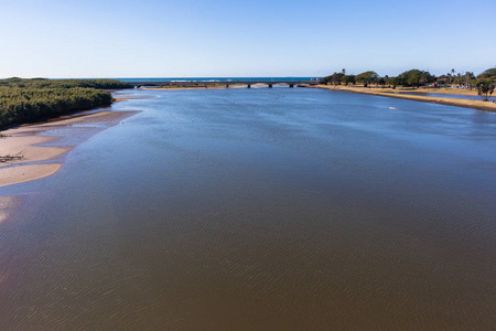 Umgeni 河蓝泻湖口到大洋从头顶的相桥车穿越风景景观