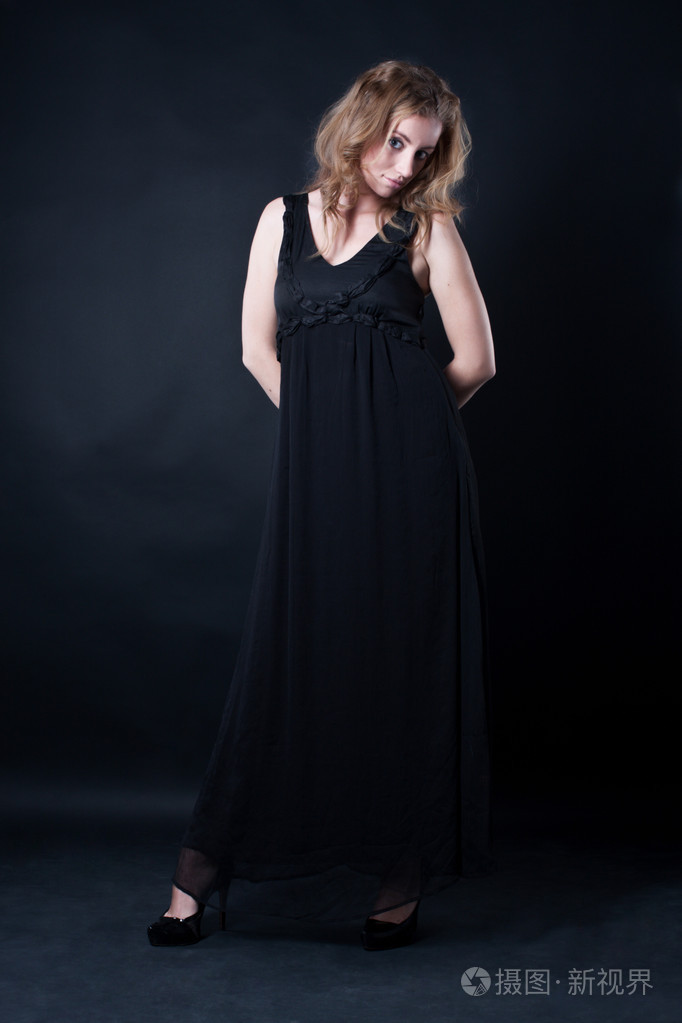 穿着黑裙子的女人