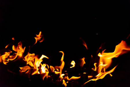 火从燃烧煤在烧烤在深夜的火焰。复制粘贴