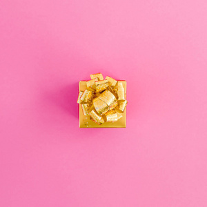 金色礼品盒粉红色背景, 假日概念, 顶级视图
