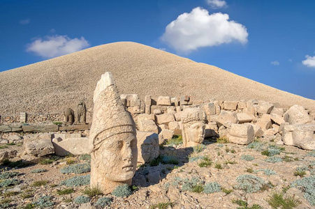 托勒密厄斯 前雕像废墟上的 Nemrut 山上的 Adiyaman, 土耳其。石头在2150米高登上 Nemrut 的顶部。土