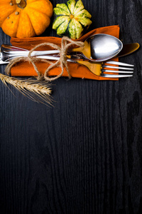 秋季广场设置与银叉子, 勺子, 刀, 迷你南瓜, 和小麦草餐巾上的木桌背景, 空间复制或你的话