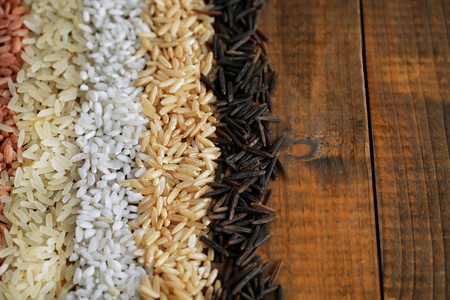 不同类型的水稻对木制背景
