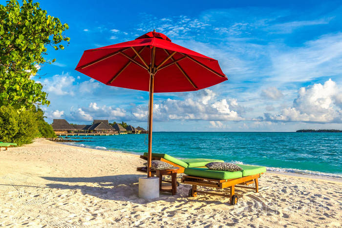 马尔代夫-2018年6月24日: 夏季日在马尔代夫热带海滩上的木制日光浴和