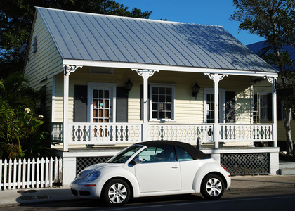 白色的车子和房子照片