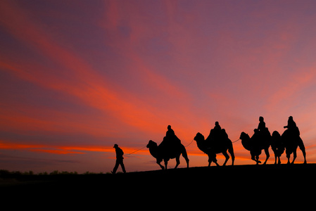 伟大的天空和商队旅行，骑骆驼