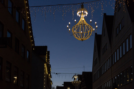 变化的光泽在圣诞市场蓝色小时在12月出现在慕尼黑和斯图加特附近的历史名城
