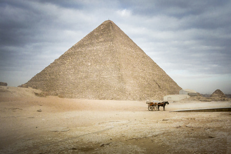 吉萨的胡夫大金字塔
