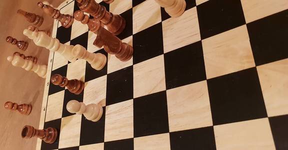 即兴创作和不同的角度棋集, 棋子和棋盘.黑白图和棋盘游戏照片