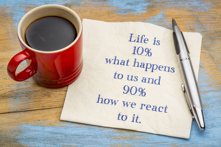 生活是10 发生在我们身上的事情, 90 是我们如何去生活的用一杯浓咖啡在餐巾纸上书写