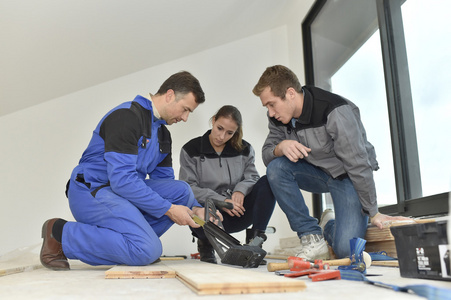 木匠与学员安装木地板