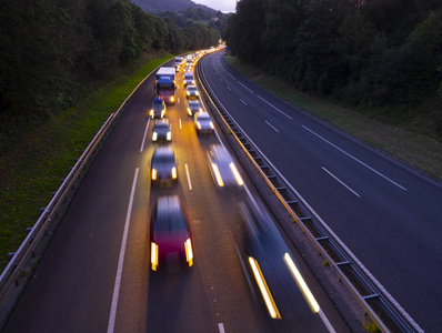 在交通拥堵的公路上的汽车