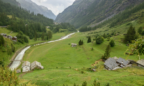 绿色河的景观, 在一个明亮的夏日多云的一天, Gressoney la 安廷, 奥斯塔