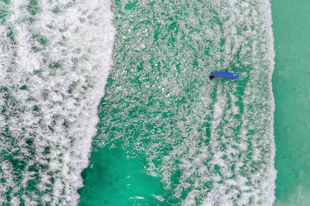 冲浪者在热带海洋等待波。用无人机制作的鸟瞰图