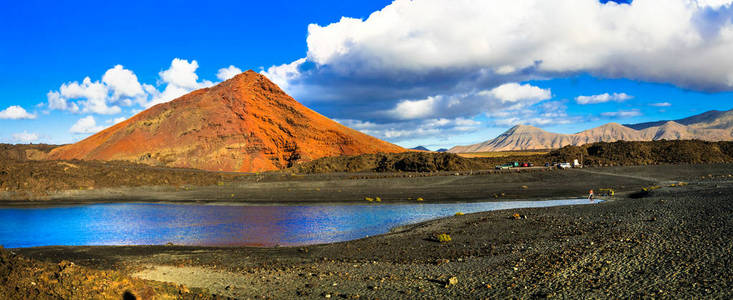 独特的火山性质的兰萨罗特岛与黑沙和湖泊。西班牙