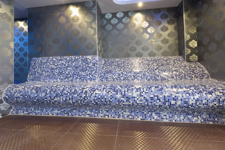 花园的马赛克石椅上图片