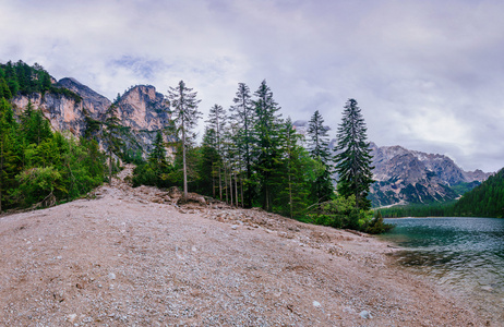 高山湖泊之间由山