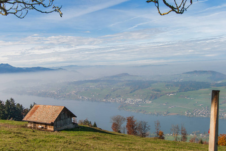 风景与绿色草甸在卢塞恩湖之上, 附近山 Rigi, 阿尔卑斯, 瑞士