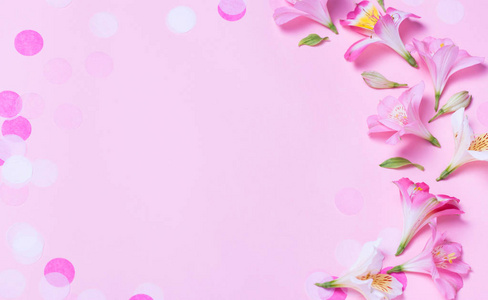 美丽的框架由粉红色的花朵和粉红色的五彩纸屑粉红色背景