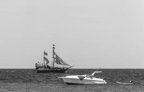 帆船, 小船和橡胶机动小船在海, 黑白相片