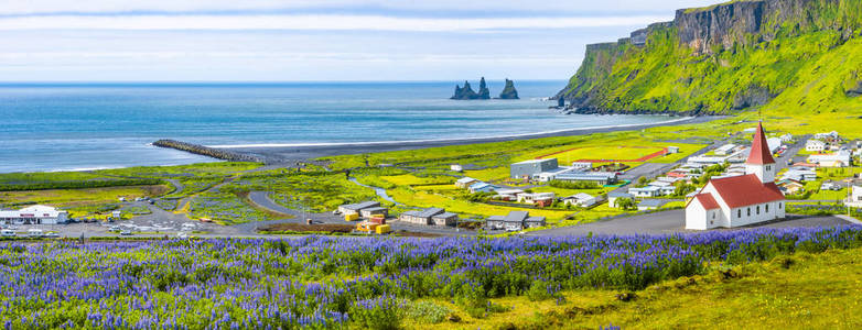 玄武岩栈的看法 Reynisdrangar, 黑沙子海滩, 教会和城市 Vik, 南冰岛, 夏天时间