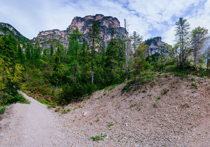 高山湖泊之间由山图片