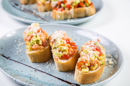 bruschetta 从挪威鲑鱼和蔬菜 bruschetta 隔离白色