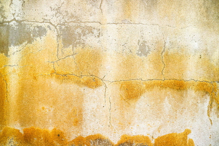 地下水破坏混凝土墙面的锈蚀和侵蚀照片