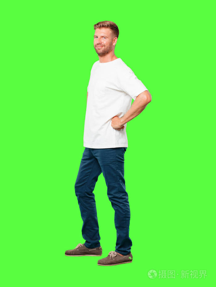 叉腰的双臂摆出一抹宽广的微笑.侧面或侧面视图