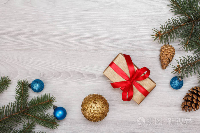 圣诞装饰。礼品盒, 冷杉树枝与锥在灰色背景。顶部视图。圣诞贺卡概念