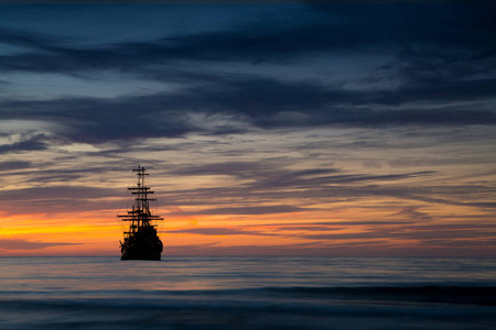 日落风光中的旧船剪影
