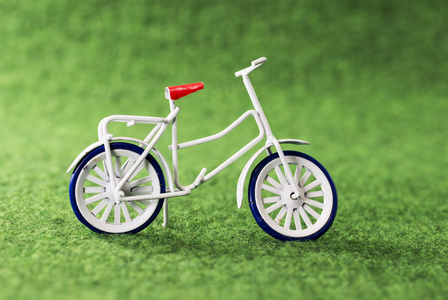 在绿色背景上的小玩具自行车