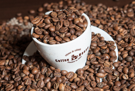 飞碟充分烘培咖啡豆的白色咖啡杯