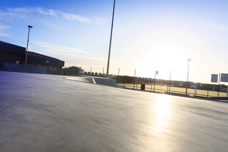 哈里奇的公共 skatepark, 埃塞克斯。自行车, 滑板车和滑板。混凝土