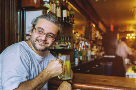 酒吧里的啤酒的快乐英俊的人照片