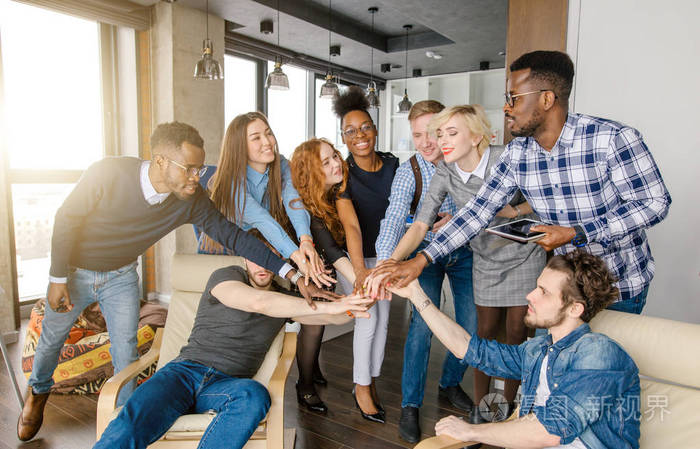 团结的多民族青年携手共进