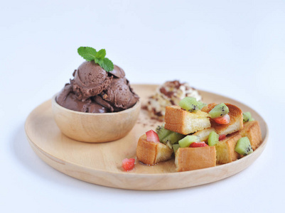 自制的巧克力冰淇淋与薄荷在碗自制有机产品