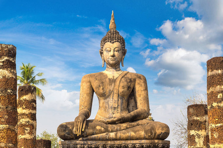 Mahathat 寺在泰国素可泰历史公园, 在夏季的一天