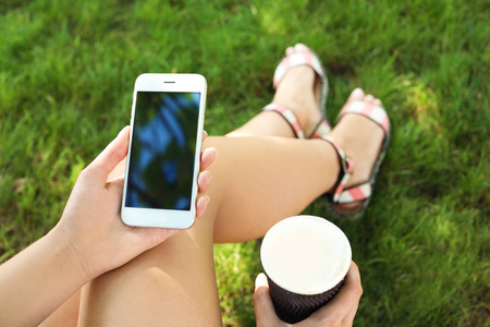 妇女使用智能手机与空白屏幕户外, 特写。模拟设计