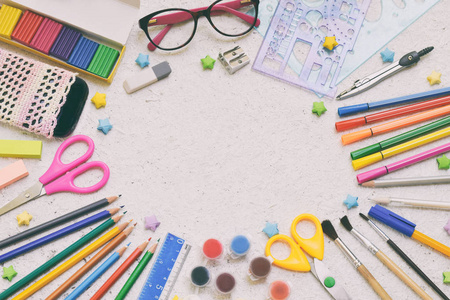 学校配件和用品 铅笔记号笔油漆钢笔尺子上有光的背景。回到学校的概念。平躺。复制空间