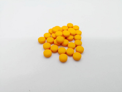 许多橙色药丸被隔绝在白色背景, 选择性焦点和拷贝空间照片