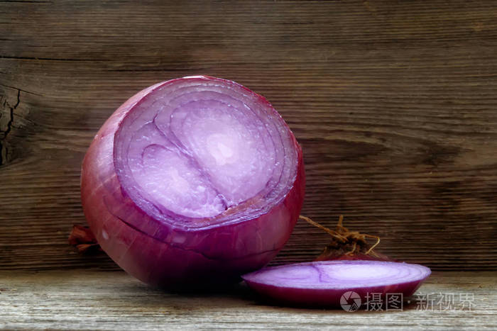 紫色在木板上切洋葱